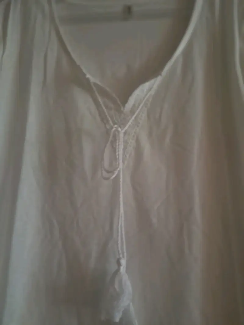 Blusa blanca con detalle de encaje - 2