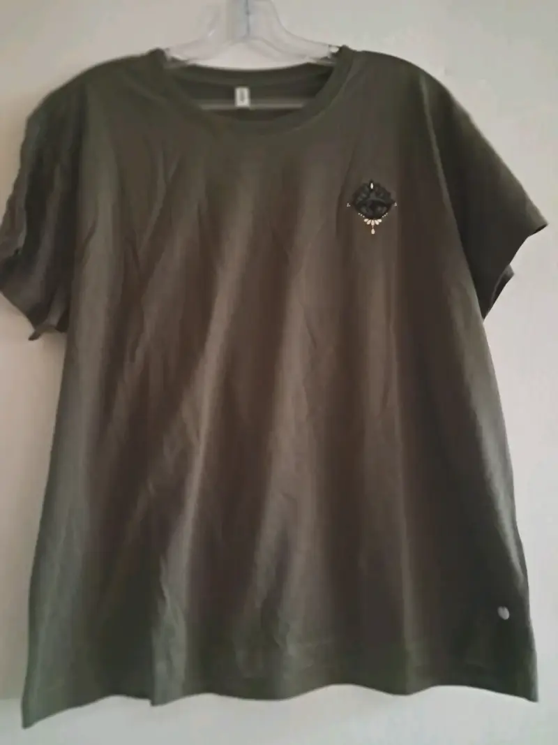 Polera verde con diseño de ojo y mano - 1