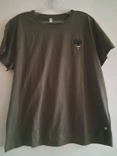 Polera verde con diseño de ojo y mano - miniatura 1