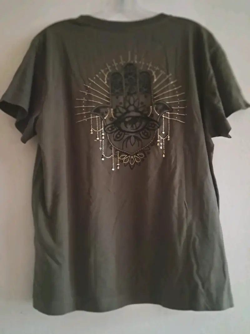 Polera verde con diseño de ojo y mano - 2