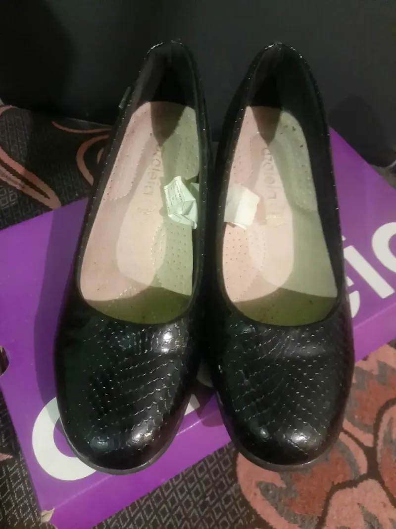 Zapatos de mujer negros con textura elegante - 1