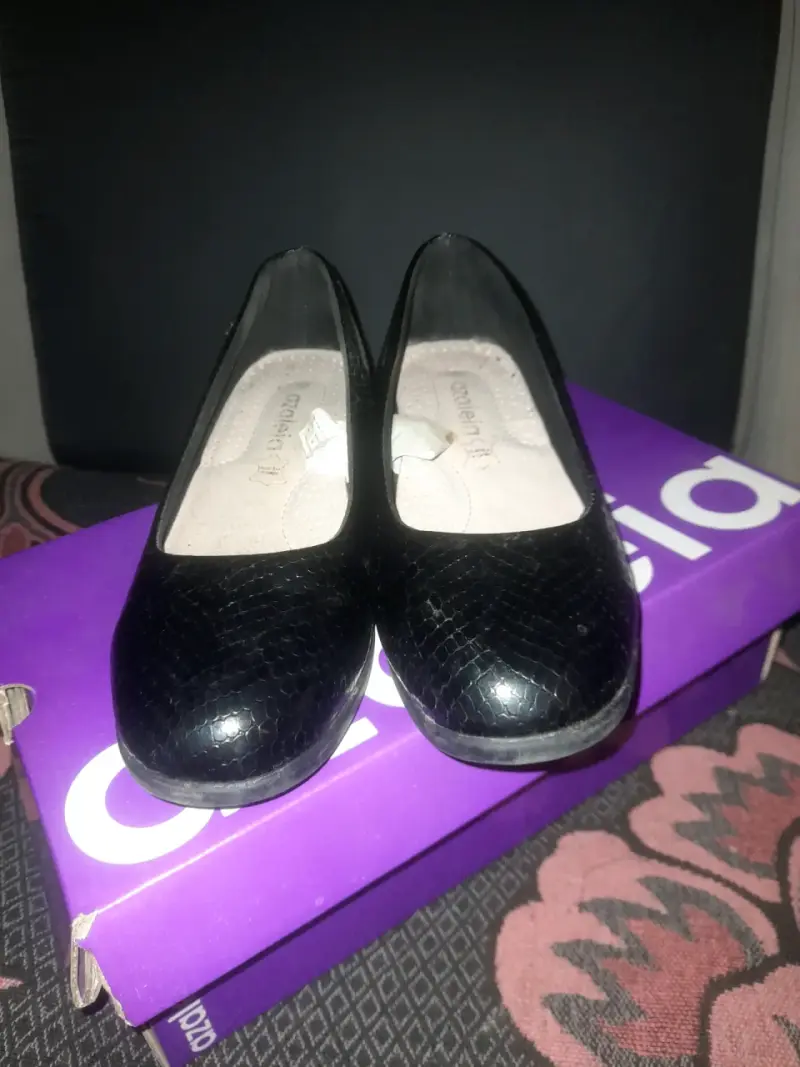 Zapatos de mujer negros con textura elegante - 2
