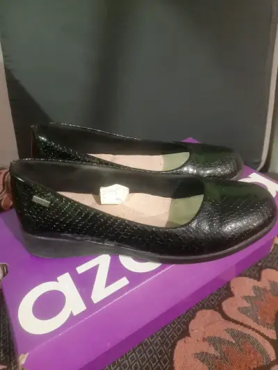 Zapatos de mujer negros con textura elegante - miniatura 3