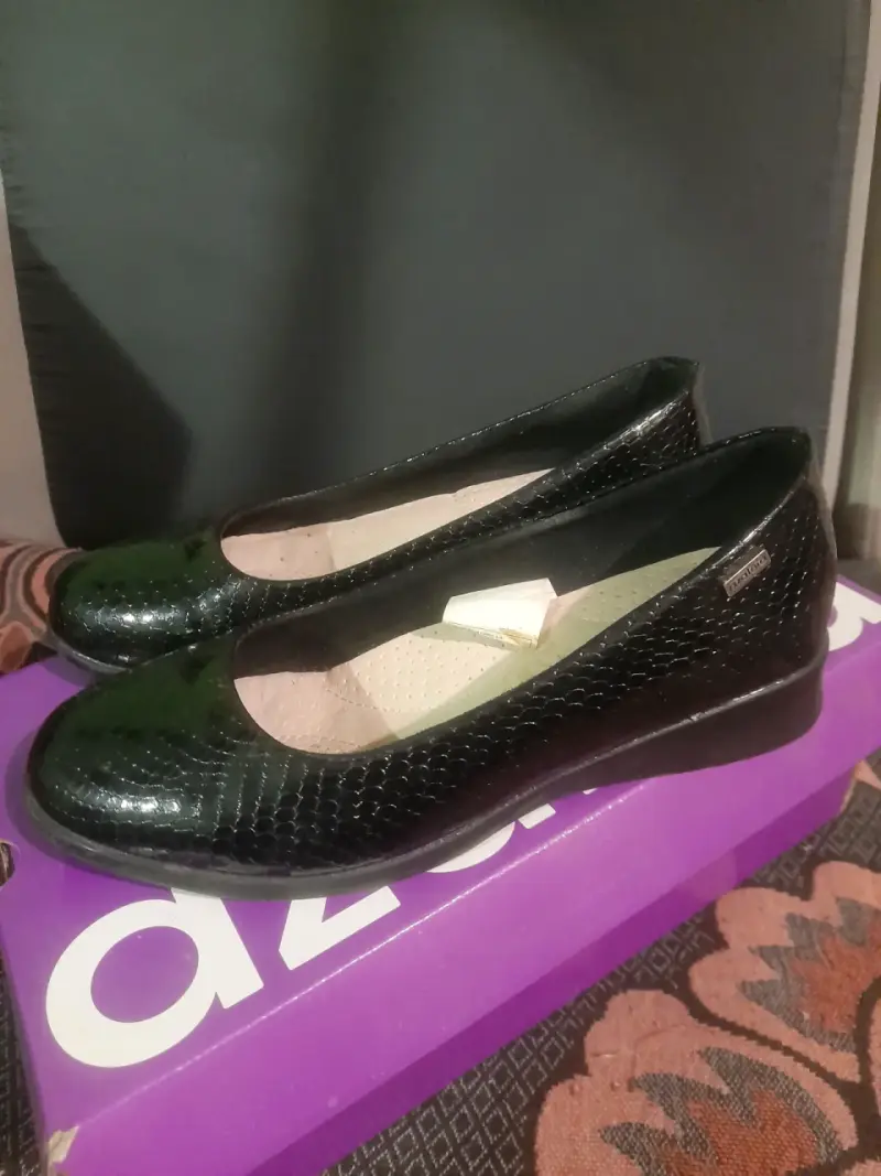 Zapatos de mujer negros con textura elegante - 4