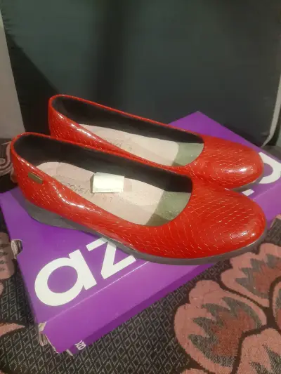 Zapatos planos rojos de charol para mujer - miniatura 2