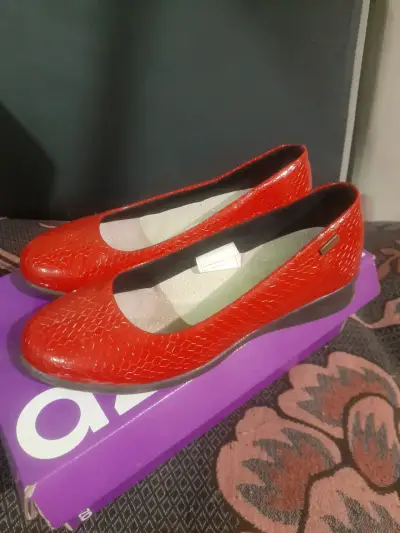 Zapatos planos rojos de charol para mujer - miniatura 3