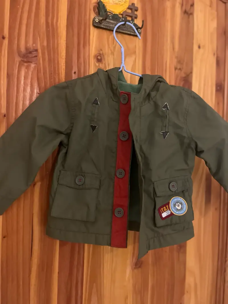 Chaqueta de niño verde con parches decorativos - 1