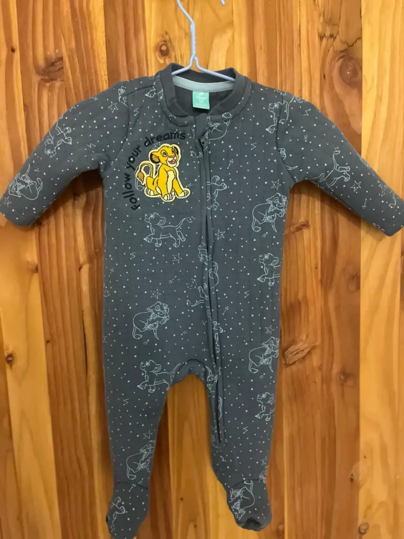Pijama de bebé con diseño de Simba - 1