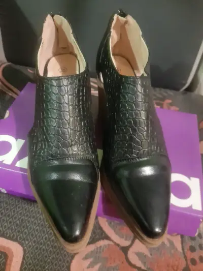 Botines de cuero negro con tacón alto - miniatura 1