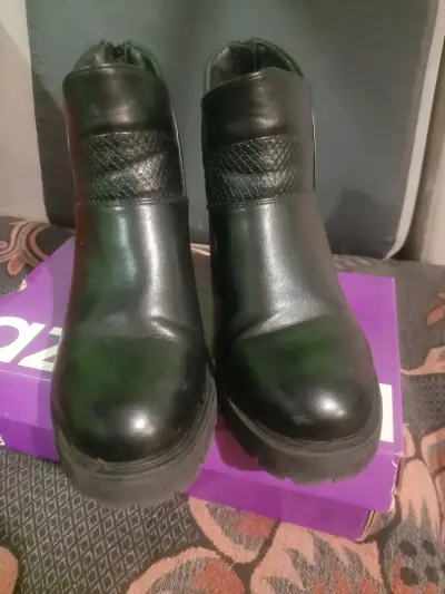 Botines de cuero negro con cierre trasero - miniatura 1