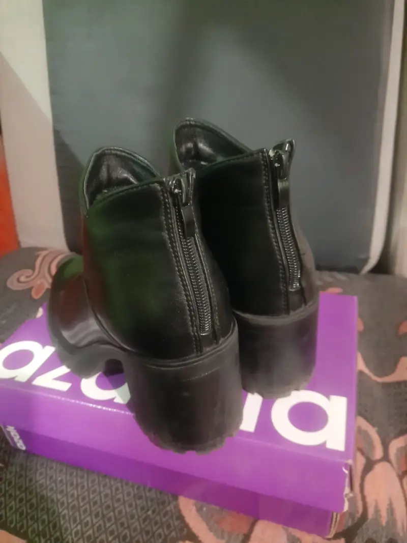 Botines de cuero negro con cierre trasero - 2