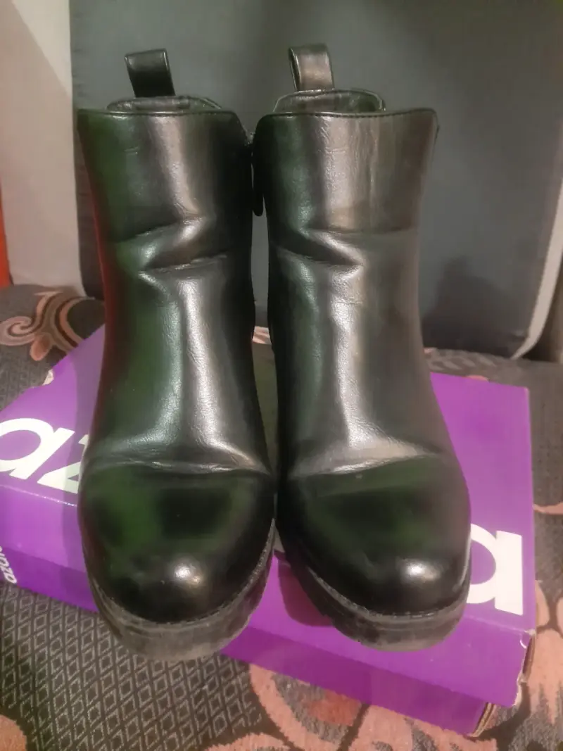 Botines de cuero negro con tacón bajo - 1