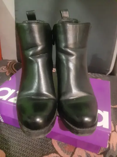 Botines de cuero negro con tacón bajo - miniatura 1