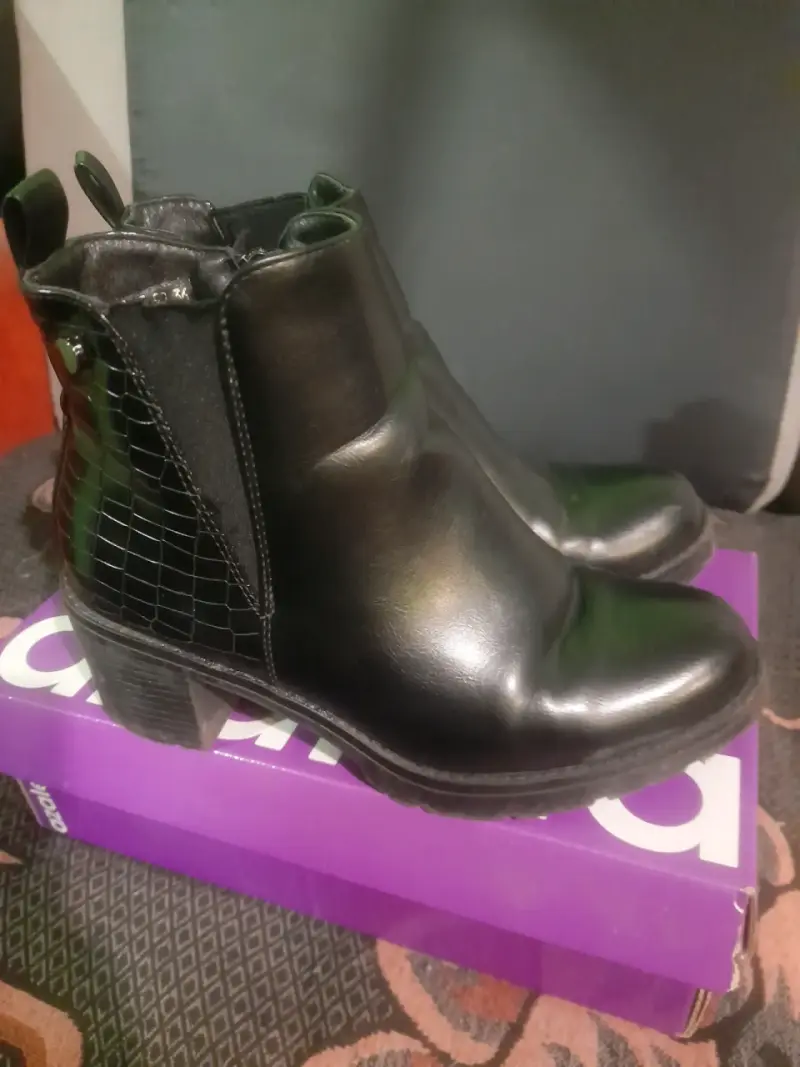 Botines de cuero negro con tacón bajo - 2