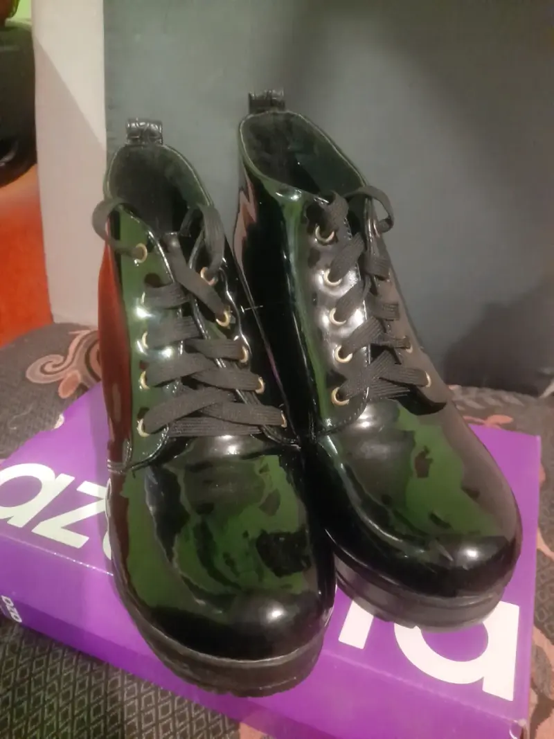 Botines de charol negro con taco alto - 1