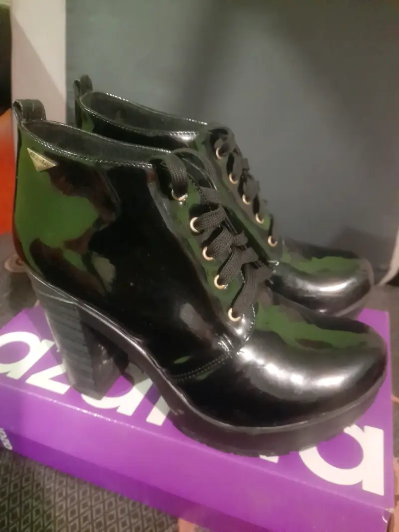 Botines de charol negro con taco alto - 2