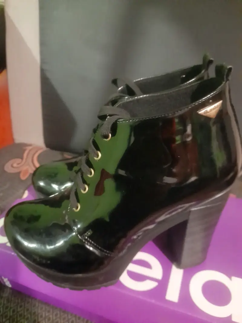 Botines de charol negro con taco alto - 4