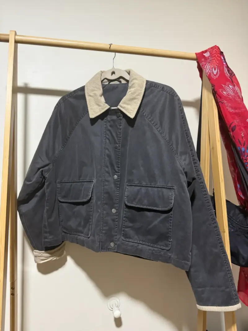 Chaqueta de algodón gris con cuello beige - 1