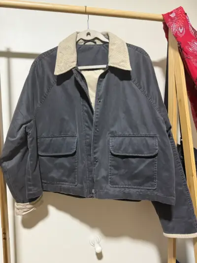 Chaqueta de algodón gris con cuello beige - miniatura 2