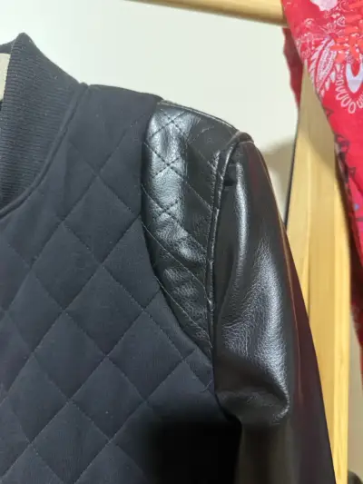 Chaqueta bomber negra Armani Exchange con mangas de cuero - miniatura 5