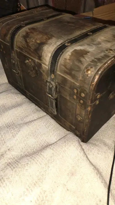 Baúl antiguo de madera y metal - miniatura 1
