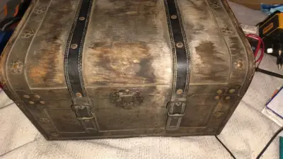 Baúl antiguo de madera y metal - miniatura 2