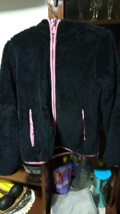 Chaleco de felpa negra con detalles rosados - miniatura 1