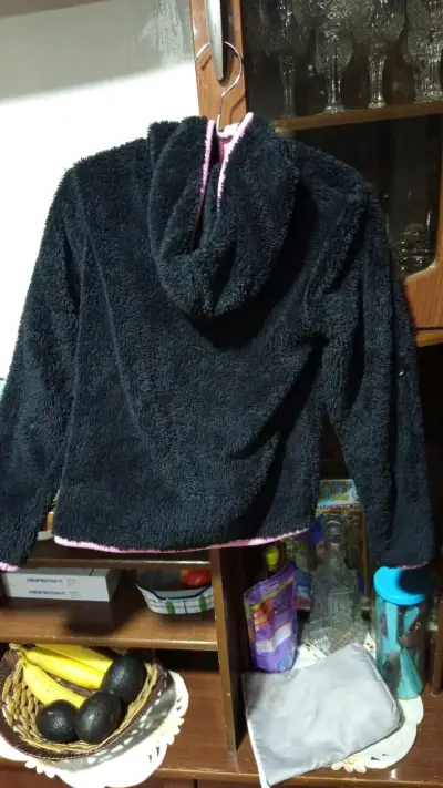 Chaleco de felpa negra con detalles rosados - miniatura 2