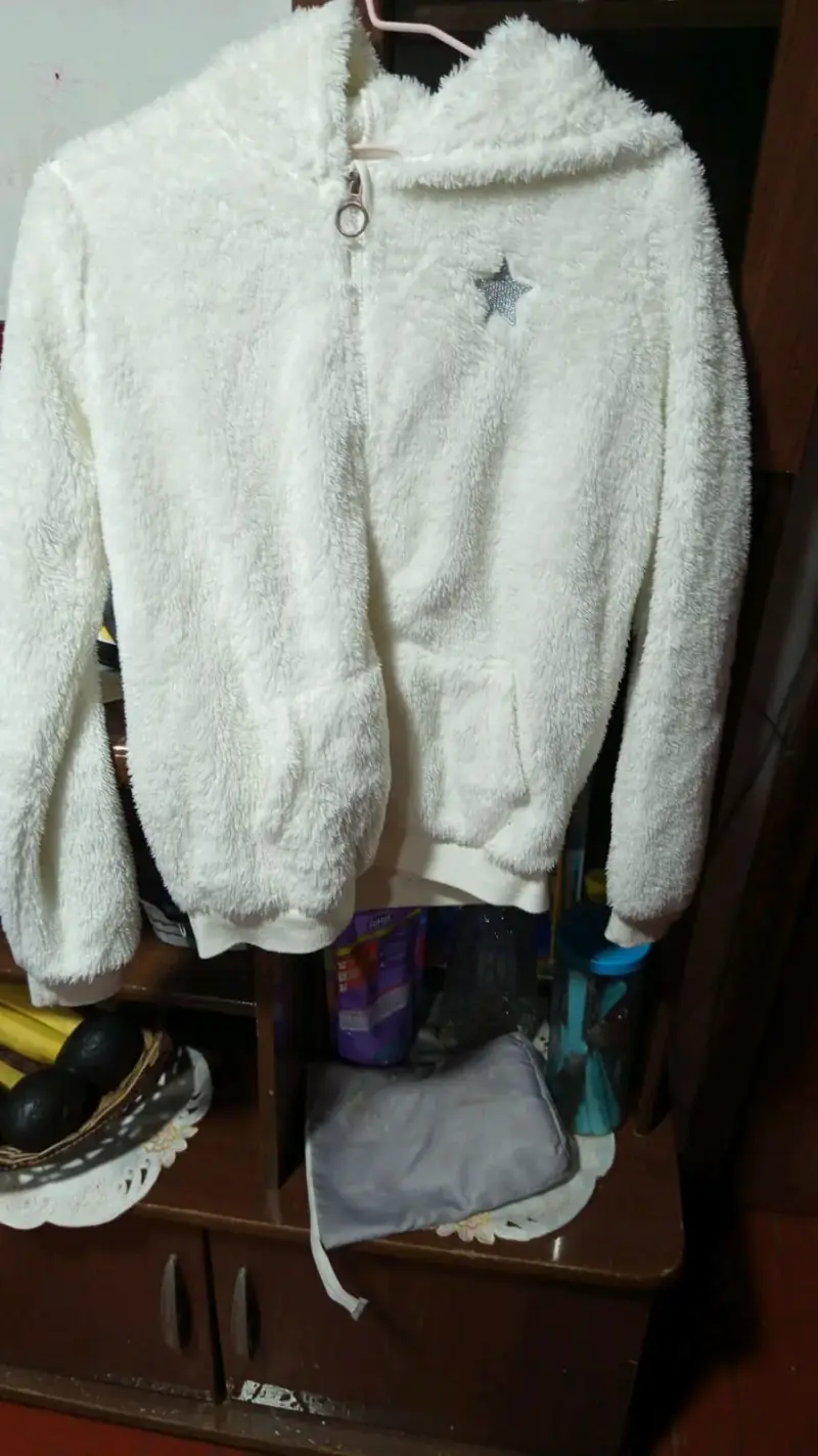 Chaqueta de felpa blanca con capucha y estrella - 1