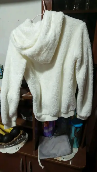 Chaqueta de felpa blanca con capucha y estrella - miniatura 2