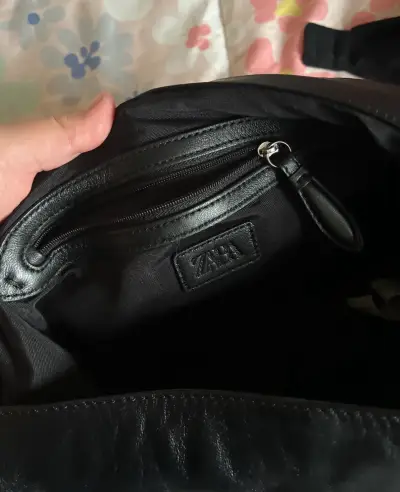 Bolso bandolera de cuero negro Zara - miniatura 2