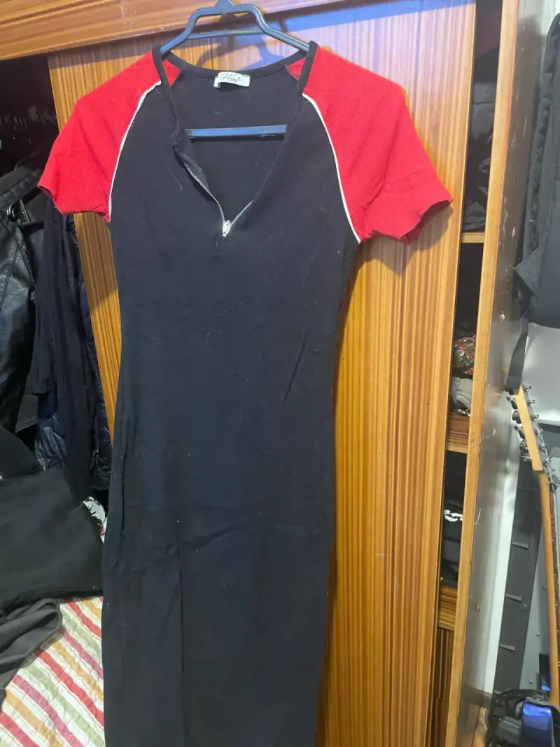 Vestido negro con mangas rojas y cierre - 1