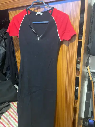Vestido negro con mangas rojas y cierre - miniatura 1