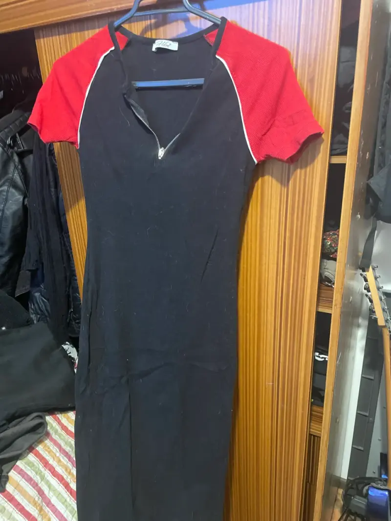 Vestido negro con mangas rojas y cierre - 2