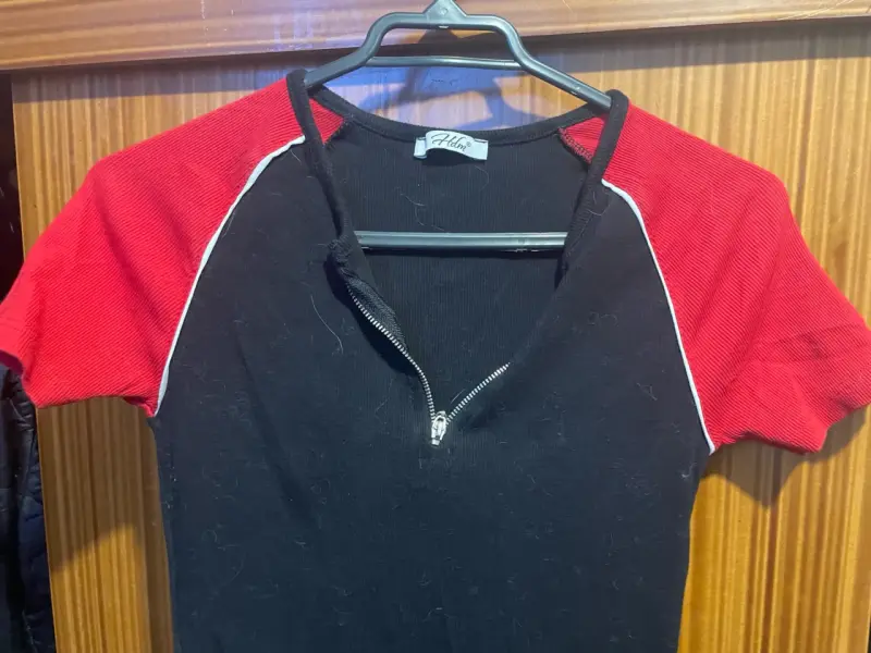 Vestido negro con mangas rojas y cierre - 3