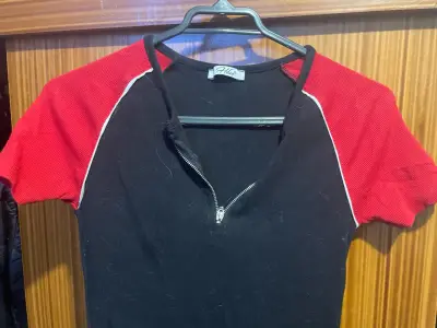 Vestido negro con mangas rojas y cierre - miniatura 3