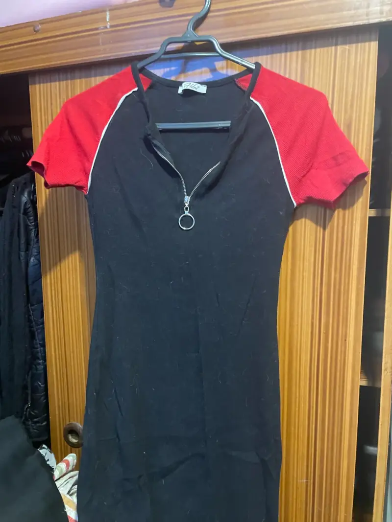 Vestido negro con mangas rojas y cierre - 4