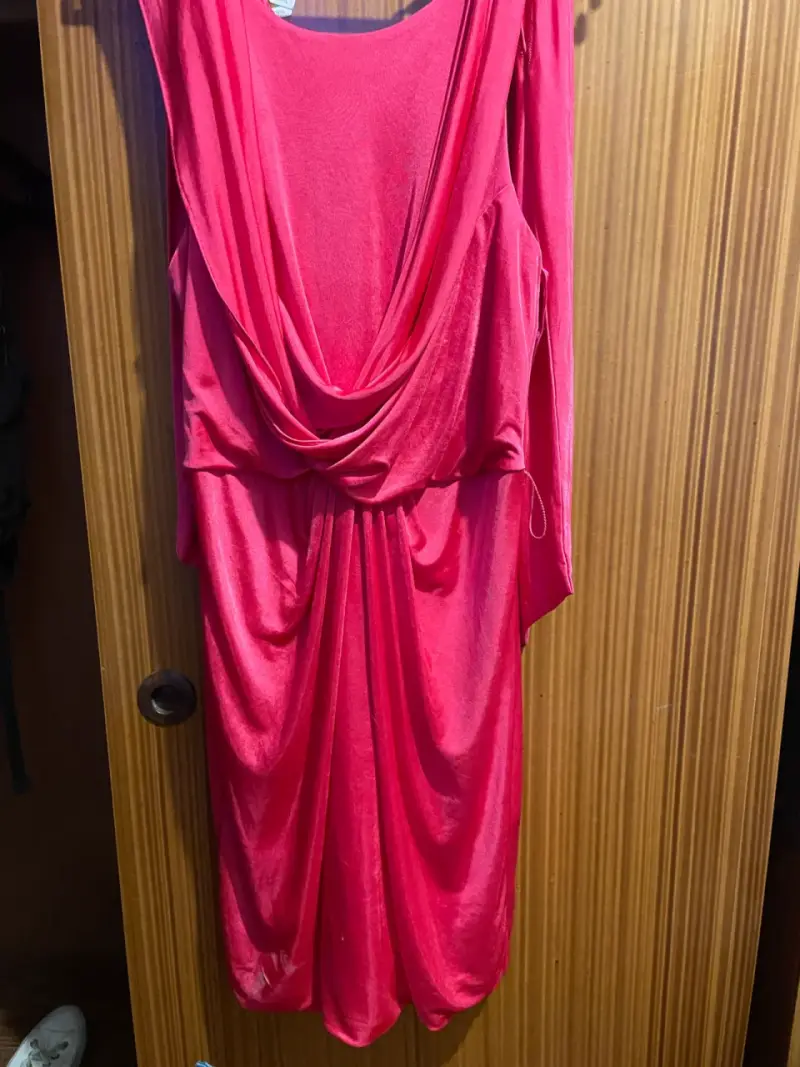 Vestido rojo elegante con drapeado - 1
