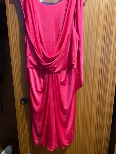 Vestido rojo elegante con drapeado - miniatura 1