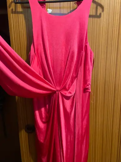 Vestido rojo elegante con drapeado - miniatura 2