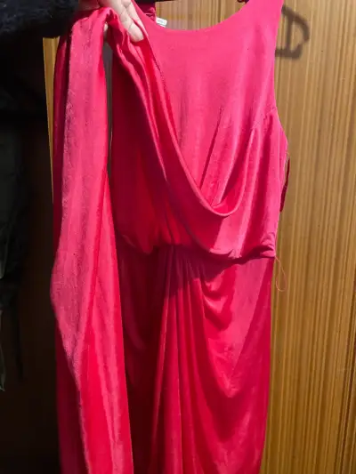 Vestido rojo elegante con drapeado - miniatura 3