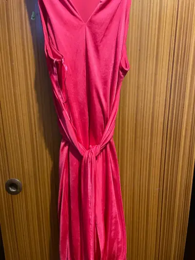 Vestido rojo elegante con drapeado - miniatura 6