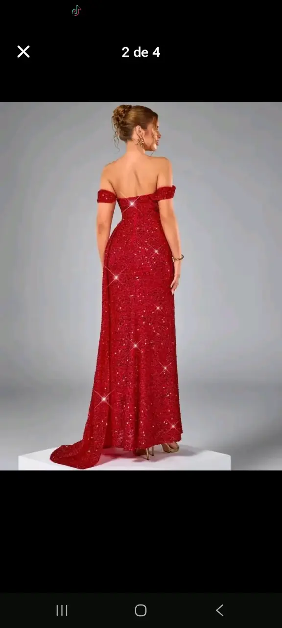 Vestido largo rojo con lentejuelas y hombros descubiertos - 2