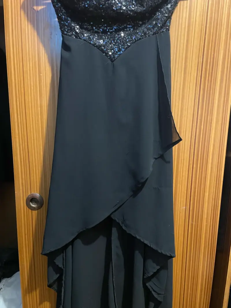Vestido de noche negro con lentejuelas - 1