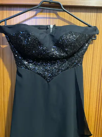 Vestido de noche negro con lentejuelas - miniatura 2