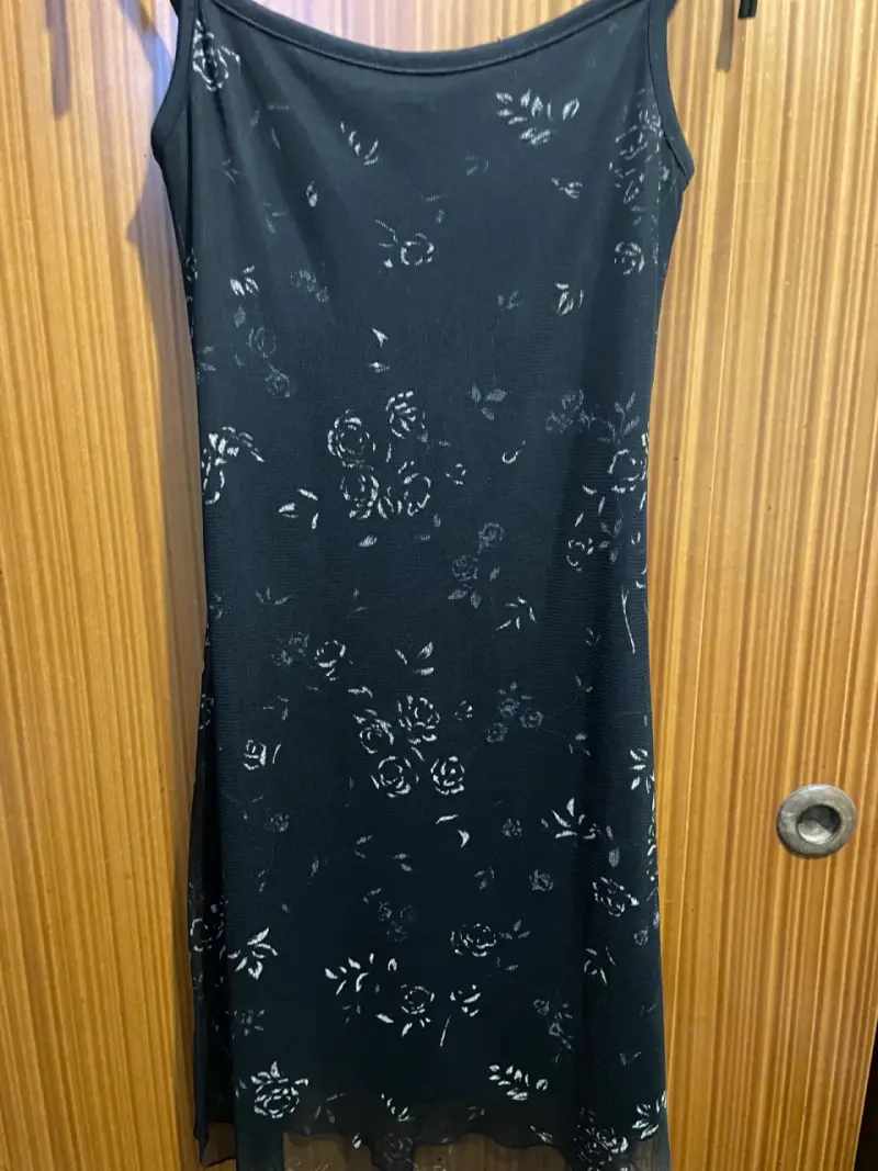 Vestido negro con estampado floral elegante - 1