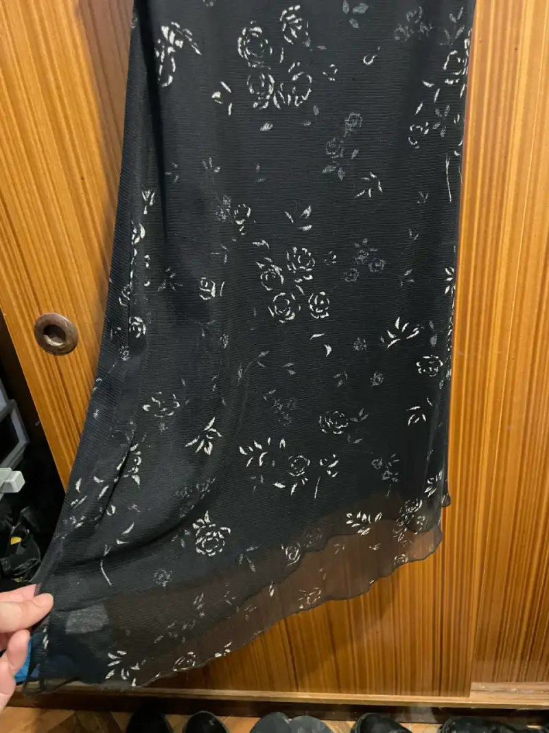 Vestido negro con estampado floral elegante - 2