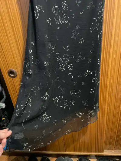 Vestido negro con estampado floral elegante - miniatura 2