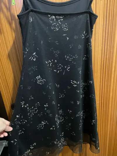 Vestido negro con estampado floral elegante - miniatura 3