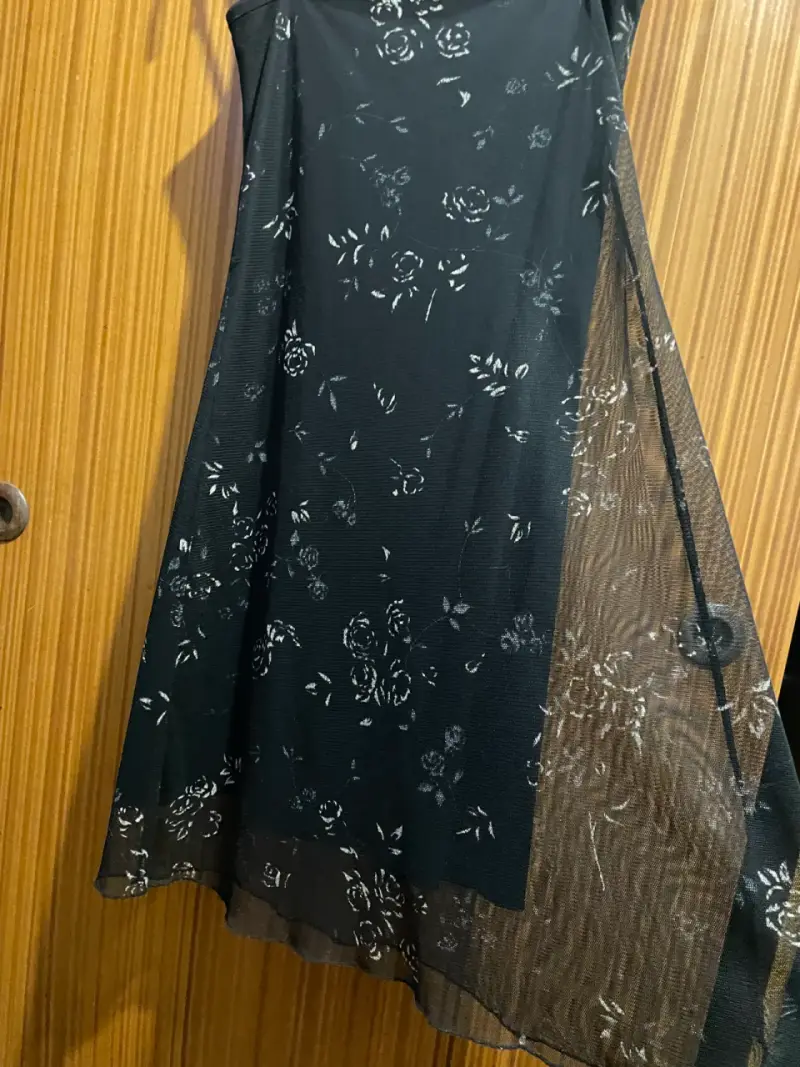 Vestido negro con estampado floral elegante - 4